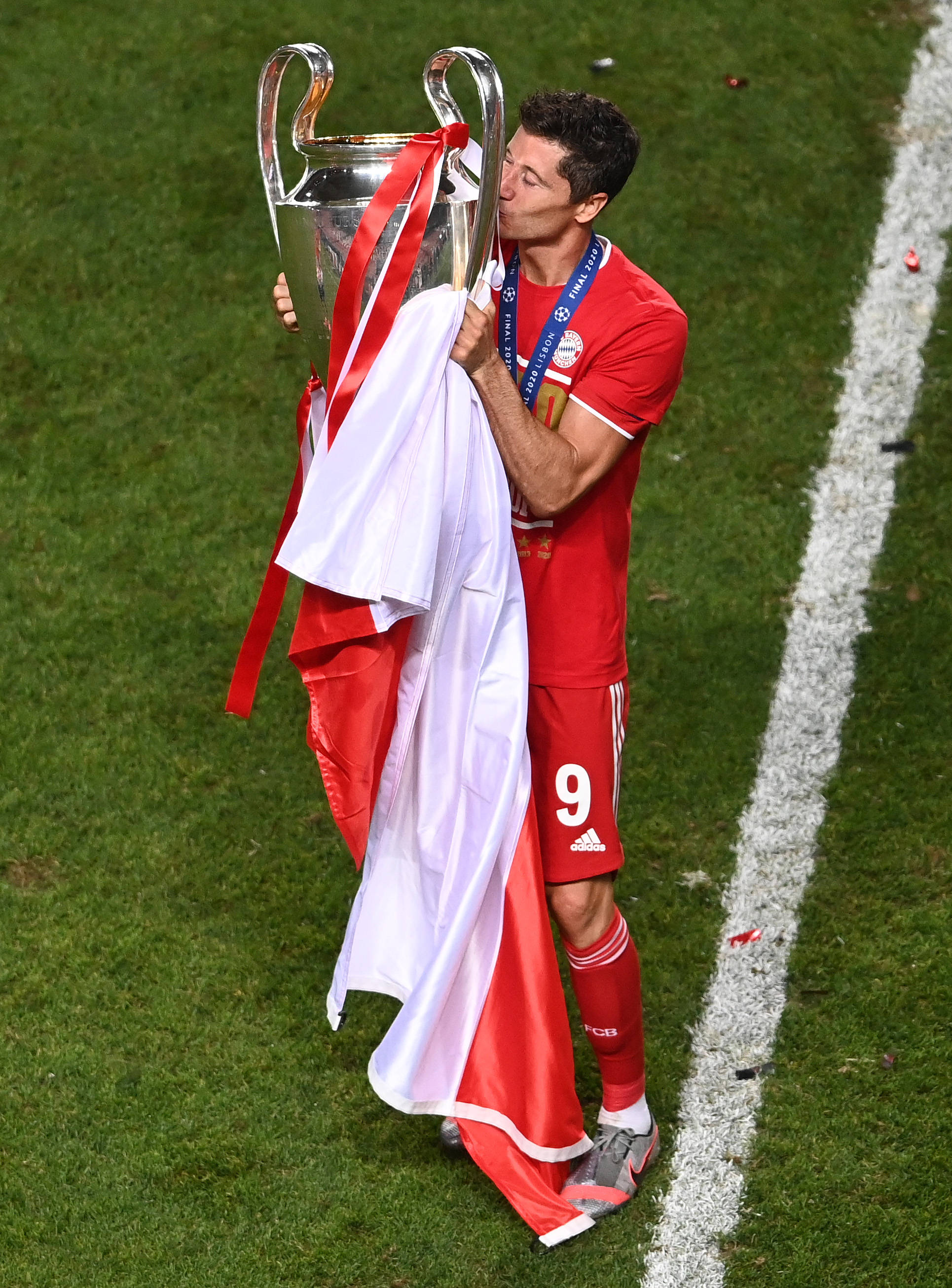 九游中心-莱万多夫斯基连续五场比赛得分超过持续失利，FPX不断突破！-九游中心