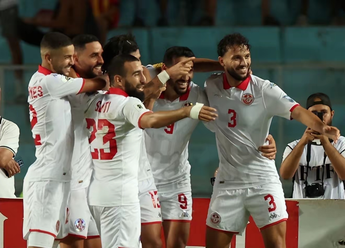 里昂训练开放日；赛后再遭质疑引欢呼；中超在即；控场能力受关注的简单介绍