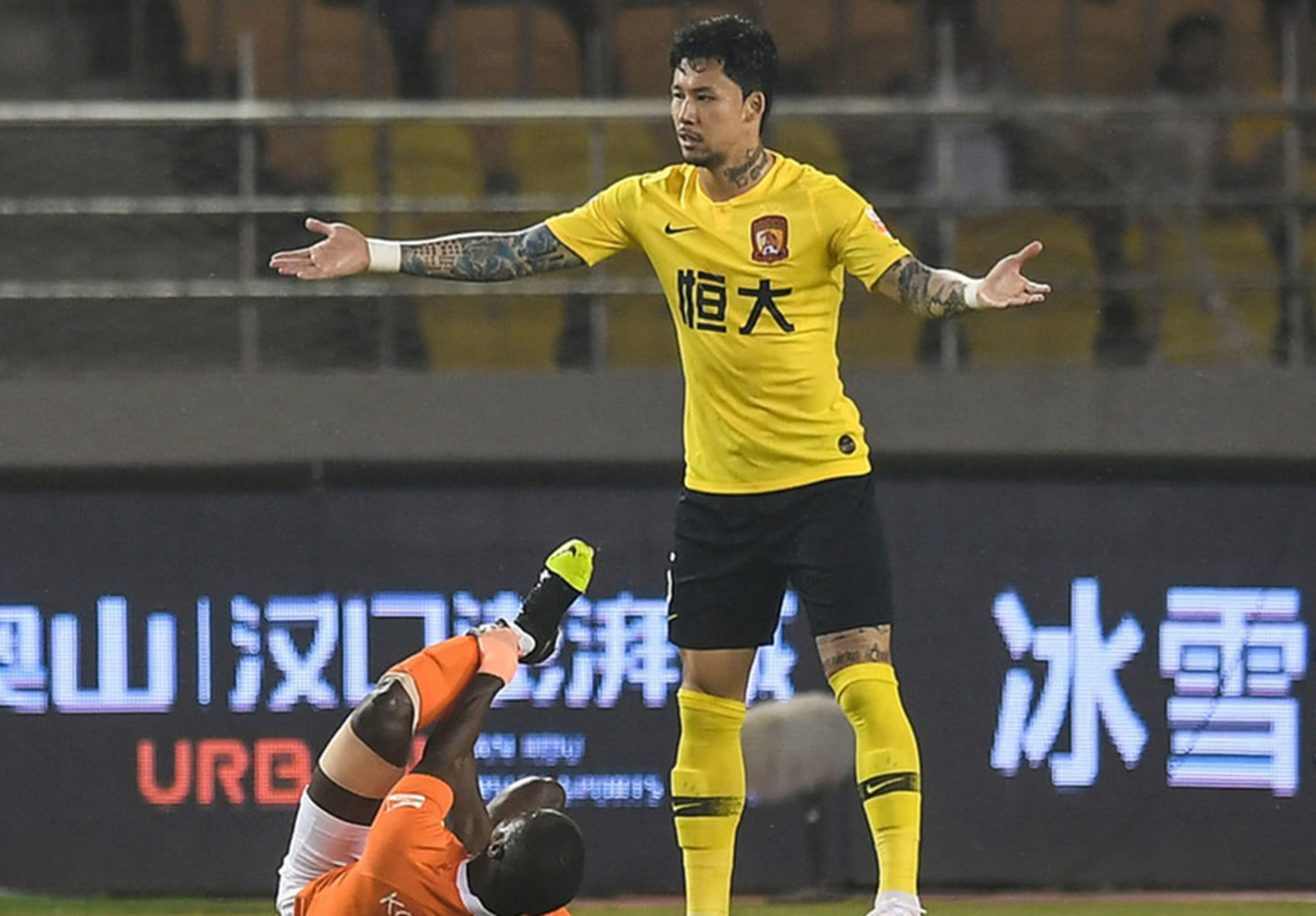 里昂训练开放日；赛后再遭质疑引欢呼；中超在即；控场能力受关注的简单介绍