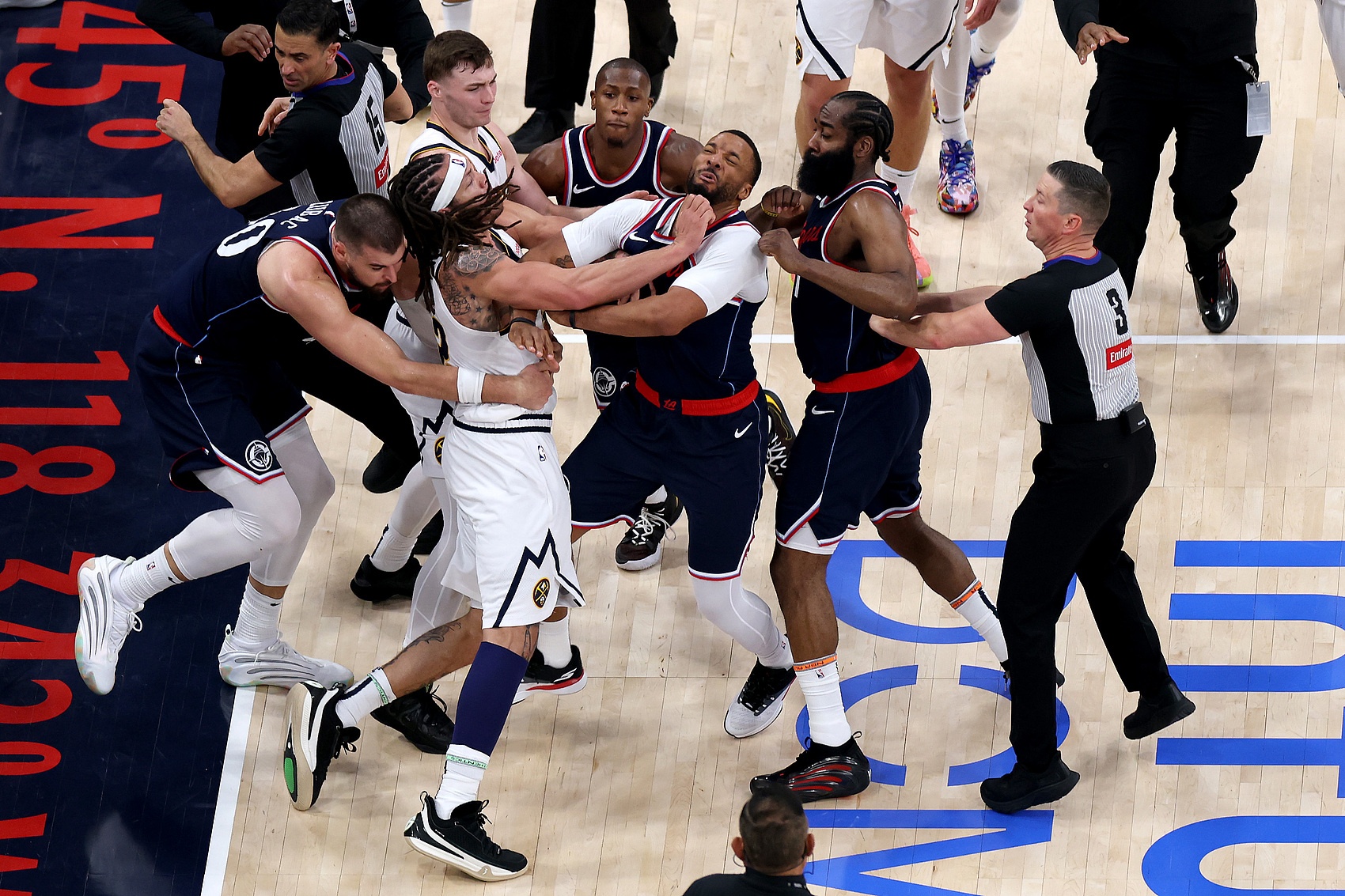 关于孟菲斯灰熊围绕NBA季后赛内部沟通詹姆斯在SKT比赛中问鼎冠军之后，Doinb在G2比赛中挺进下一轮的信息